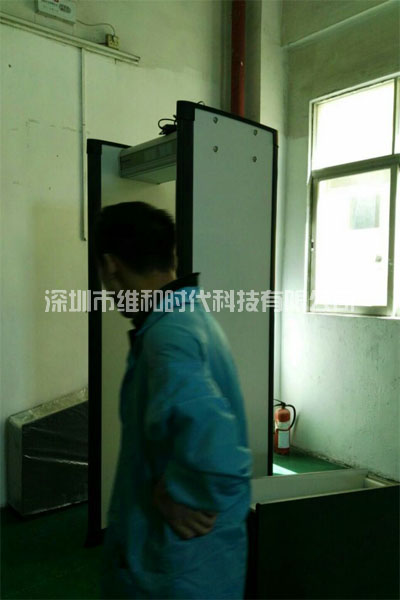 深圳大型手機(jī)制造廠采購維和時(shí)代代理的Rapiscan METOR6S進(jìn)口金屬探測(cè)安檢門[圖文]