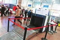 北京火車站啟動(dòng)金屬探測(cè)儀逐一手檢程序