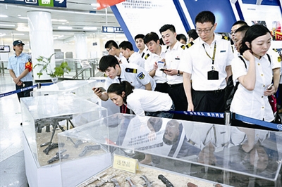 北京地鐵采用X光機安檢 曾截獲菜刀沖鋒槍