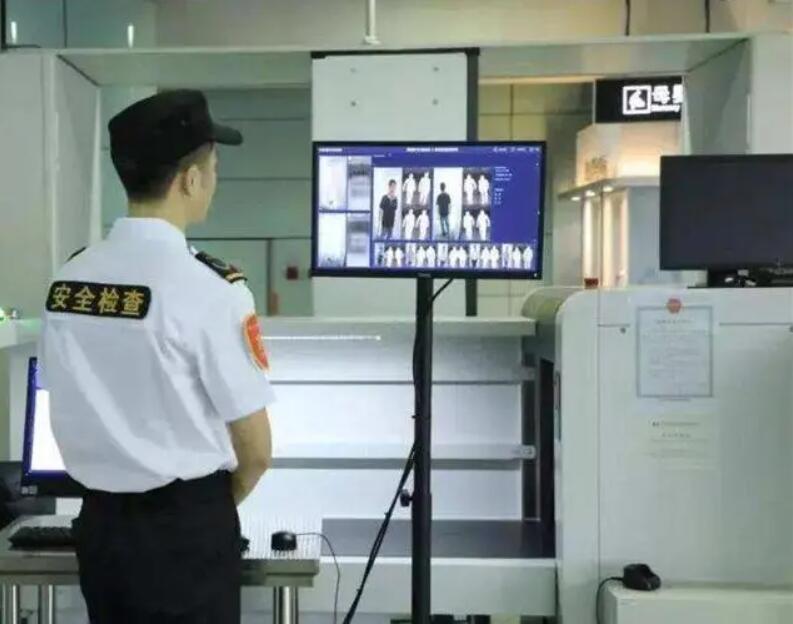 女性進入安檢門通道時，安檢員會感到尷尬嗎？過安檢的注意事項-3.jpg